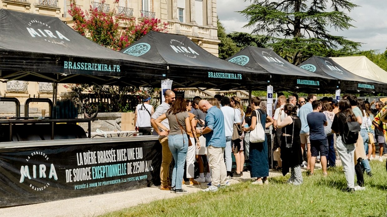 le barnum brandé Brasserie Mia au festival  Musicalarue en 2025