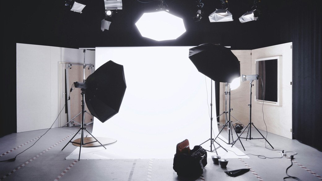 studio photo - photo alexander drummer Unsplash