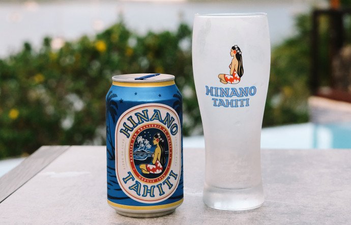 la cannette métal de la bière Hinano et son verre, photographiés par Anne Eeckmann