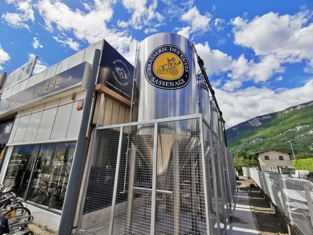 le logo de la Brasserie des Cuves s'affiche en grand sur les fermenteurs placés en bord de route